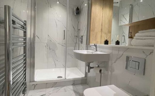 Luxurious ONE Bedroom Apartment IN Bond Street