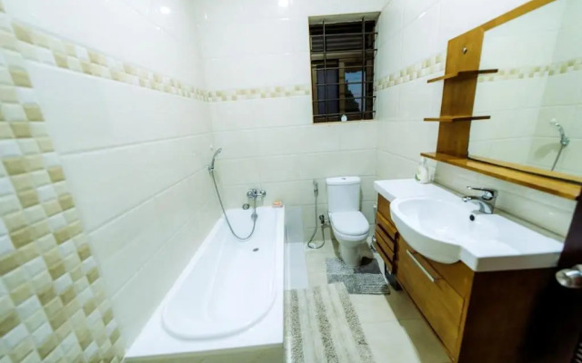 JULZ Place 3 bedroom Apartment with a lake view