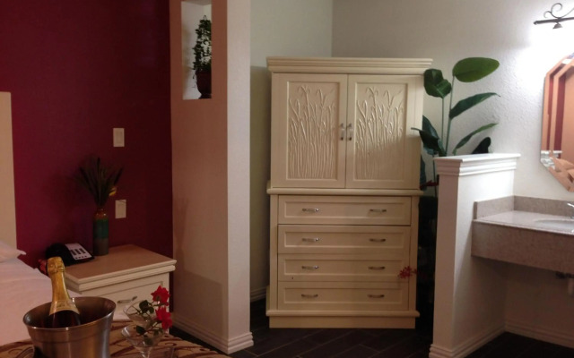 Romantic Inn & Suites