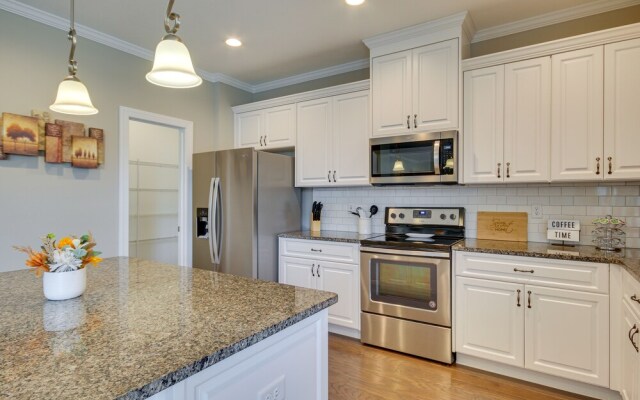 Quaint Grovetown Getaway w/ Private Hot Tub!