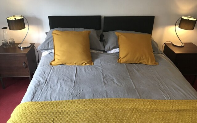 Drewe Arms Bunk Rooms & Church Cottage