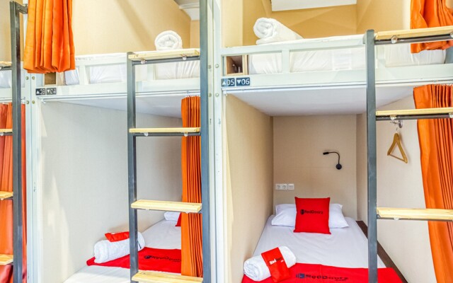 RedDoorz Hostel near Tugu Train Station