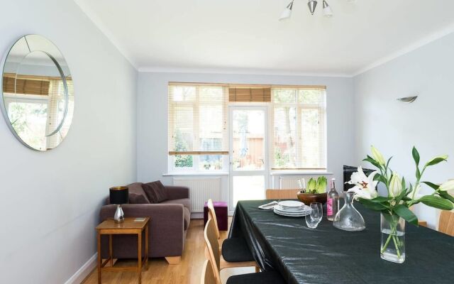 4 Bedroom House in Clapham
