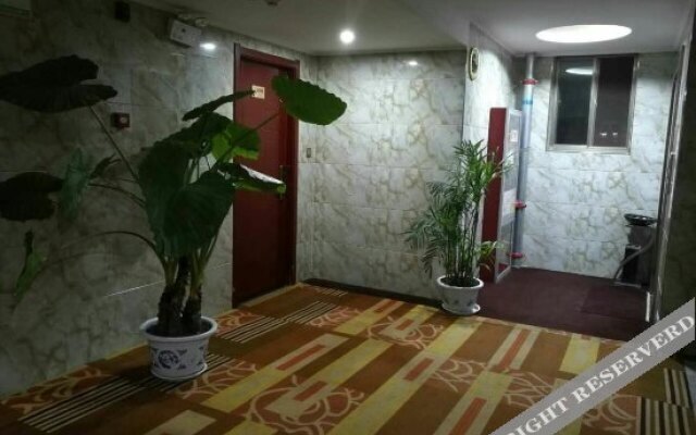 Super 8 Hotel (Luonan New Bus Station)