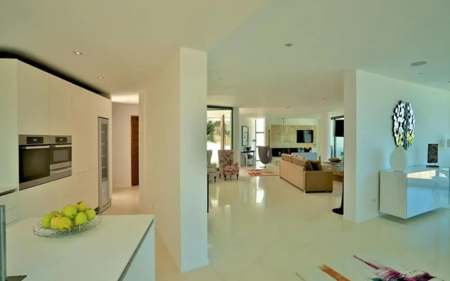 Modern Holiday Home With Vast Terracing