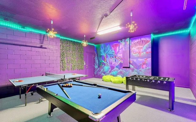 Upstay - 20-guest-all-theme-rooms-pool-spa-theatre