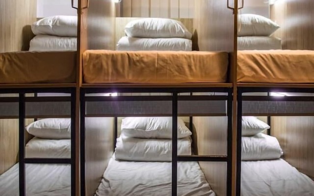 Lounge Capsule Hostel