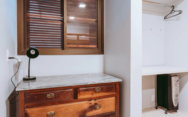 Duplex com lareira e TV Smart em meio à natureza