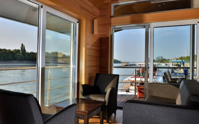 Vogue Apartments Room