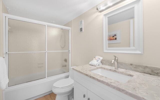 Inviting Condo on Beach With Pool and Tennis Courts