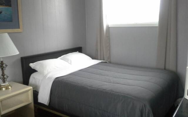 Bay Lake Inn (Frontiersman Motel)