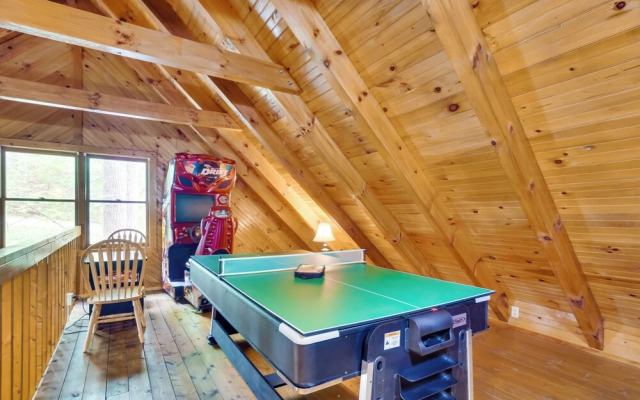 Cabin w/ Hot Tub ~ 6 Mi to Downtown Gatlinburg!