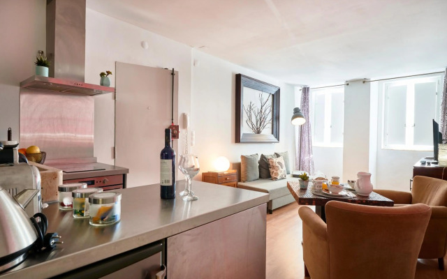 Renovated Charming Apartment, By TimeCooler