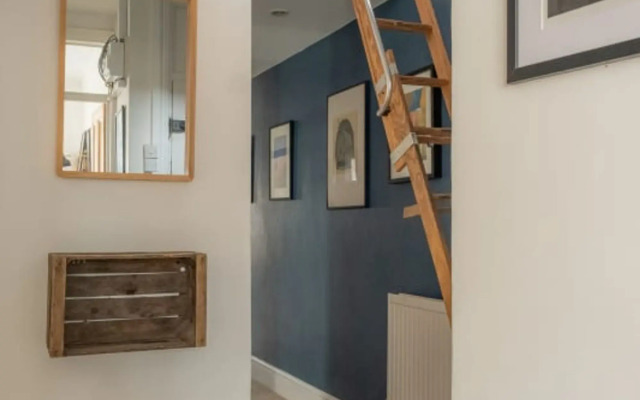 Bright Stockwell Apartment
