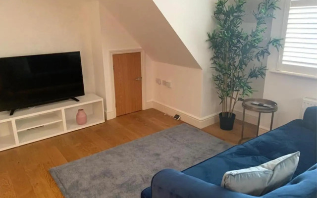 Addlestone - Large Stunning 2 bed room Apartment