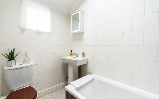 NEW Super 3BD Family Home Stunning London Views