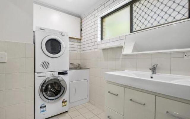 Golden Shores Unit 1, 21 Landsborough Parade