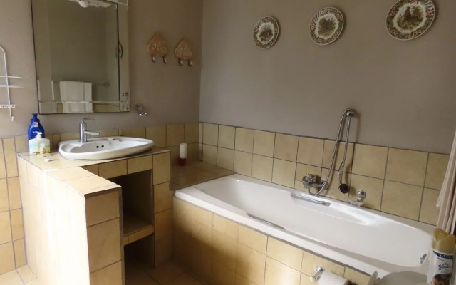 Sunset Lodge & Safaris