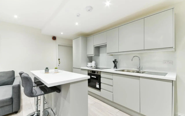 Chic Apartment by Hyde Park