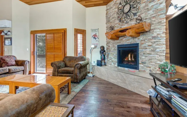 1687 Lakeside 3 Bedroom Home by RedAwning