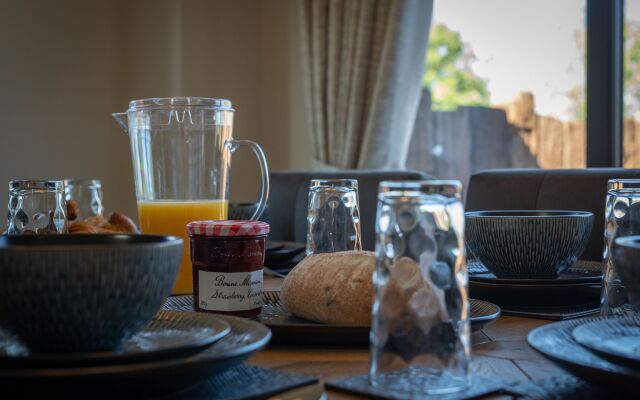 Dewin Bach - Luxury Lodge, Hot Tub, Close to Beach