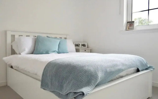 Modern And Central Flat In Roseburn Area