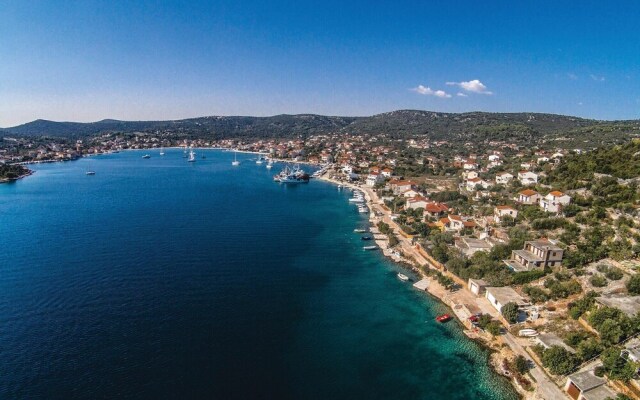 Nice Home in Vinisce With Wifi and 5 Bedrooms