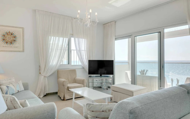 Phaedrus Living Beach Front Flat Kyma