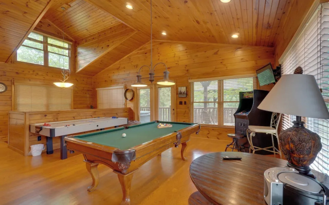 Cabin w/ Hot Tub & Deck, Near Smoky Mtn Trails!