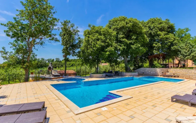 Charming Apartment in Pula With Swimming Pool