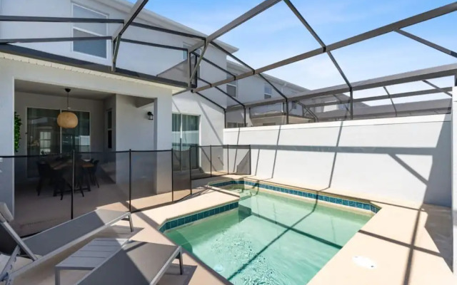 Amazing 4bdr House Storey Lake