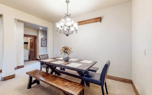 3BR w/ Balcony, Central AC & Deck