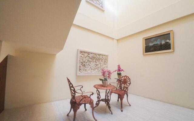 RedDoorz Plus near Green Pramuka Square Mall