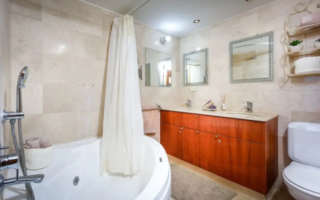 Deluxe 3 BD Marina Apartment in Herzylia