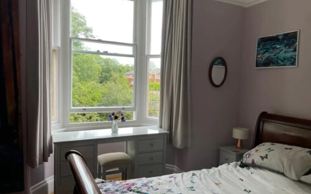 Beautifully Lit Airy 1-bed Apartment in Liverpool