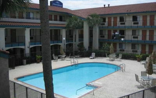 Tricove Inn & Suites