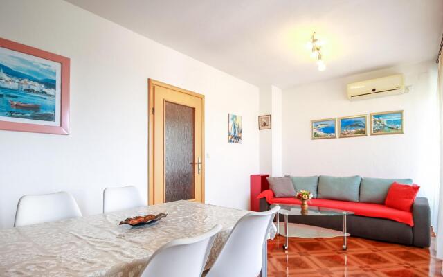 Simplistic Apartment in Malinska near Sea