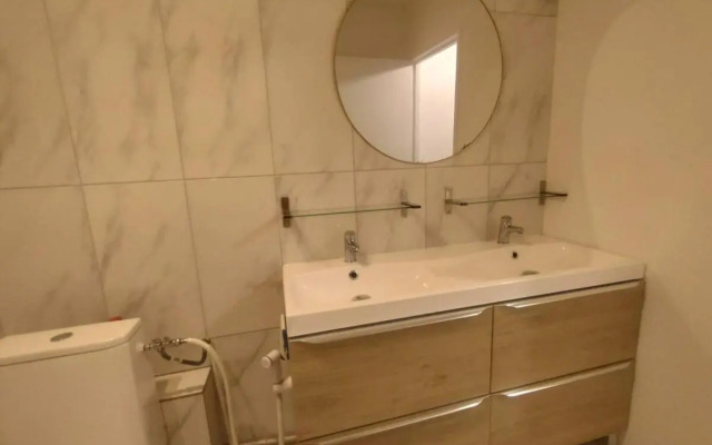 5 mn (450 m) walk Metro/La Defense/3BR/8Pers