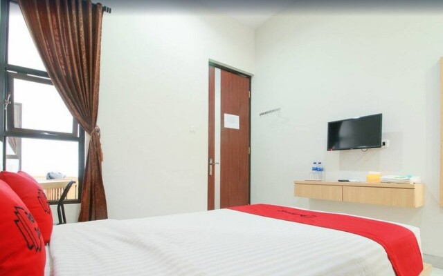 RedDoorz Syariah near Universitas Jenderal Soedirman