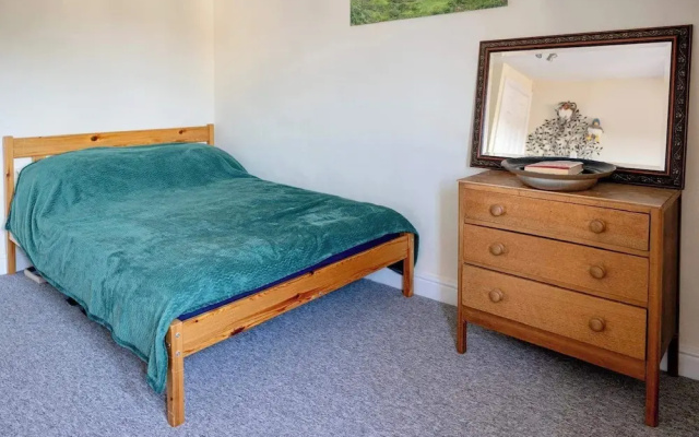 Cozy Corsham Apartment With 2 Bedrooms