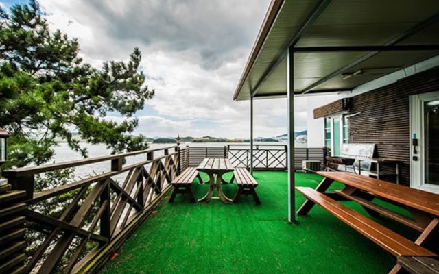 Yeosu White Village Pension