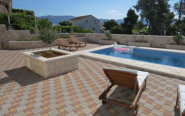 Sandra - With Swimming Pool - H