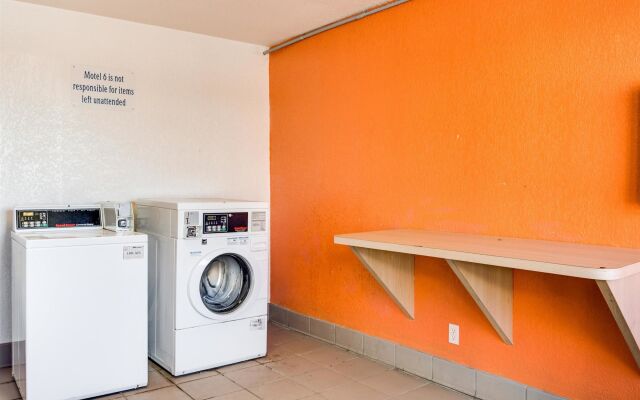 Motel 6-Fayetteville, AR