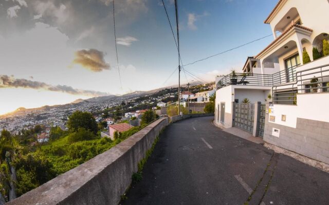 House With 3 Bedrooms in Funchal, With Wonderful sea View, Private Poo