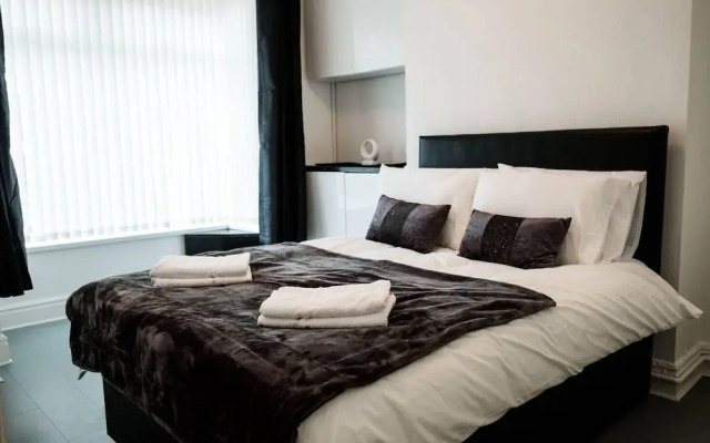 Stay Comfortable-close to City Centre-4 Bed House!