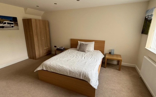 12 Guests - Hot Tub - Free Parking in Huddersfield