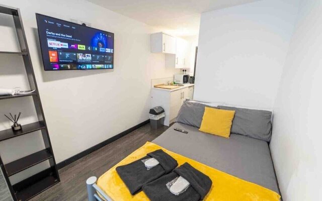 44 North Road Studios Near QE and UOB