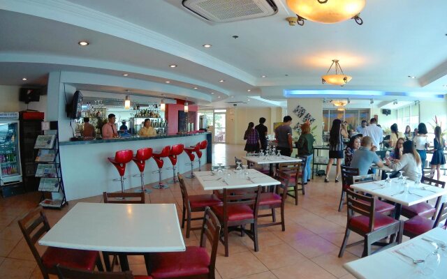 The Golden Peak Hotel & Suites powered by Cocotel