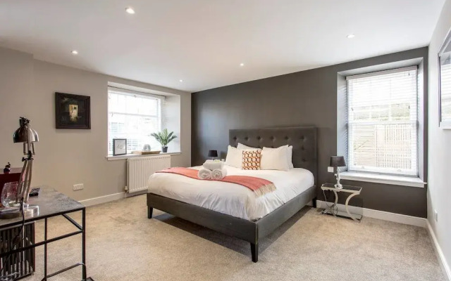 Luxury West End Apt. W/ Private Patio & Parking!