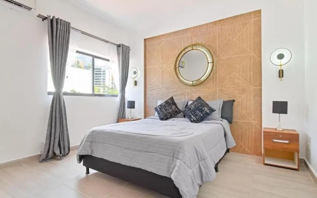 2BR w Pool Table 1 Block from Lleras